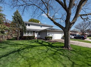 933 Dearborn Cir, Carol Stream, IL 60188