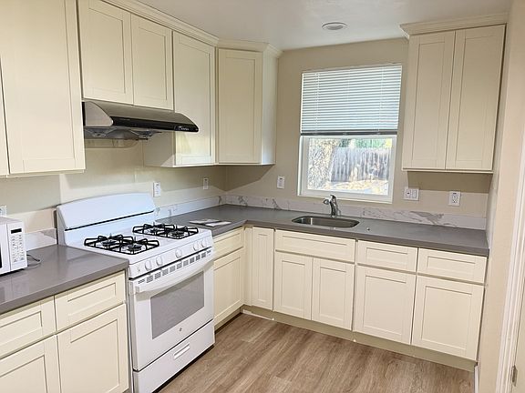 3rd image of 21075 Greenleaf Dr