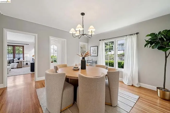 741 Grosvenor Pl — Photo 13