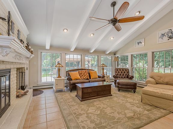 3rd image of 107 Turtle Cove Ln