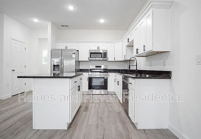 304 Pearl St — Photo 9