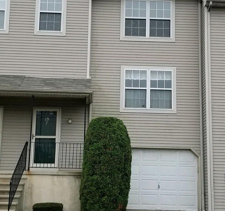 Front of the house. New roof as of 2018!