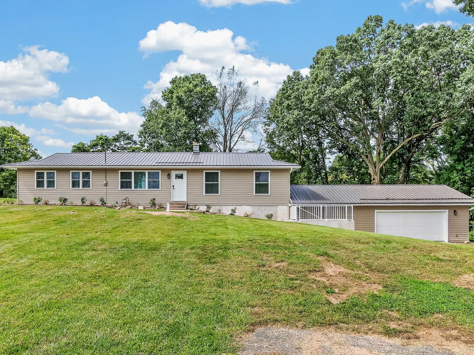 3 bed, 1360 sqft, $1,800 — Photo 1