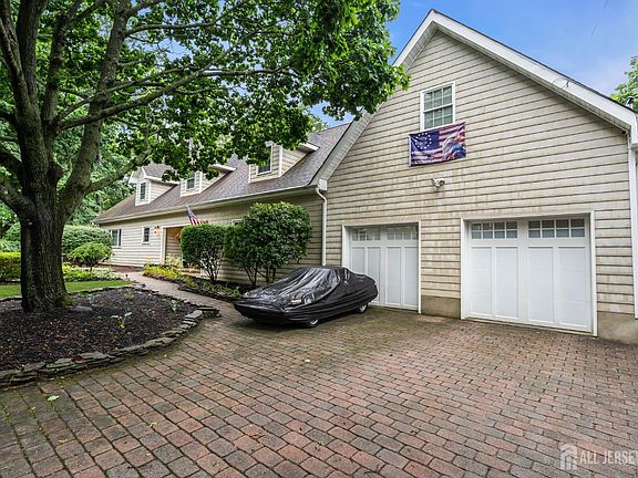 5th image of 266 Orchard Ave