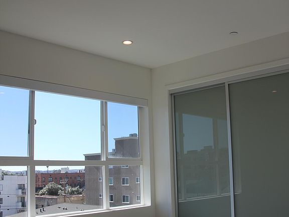 5th image of 3945 Ingraham St #501