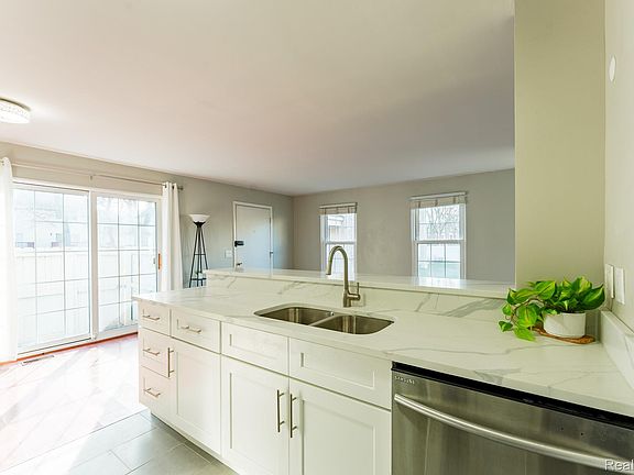 2nd image of 264 1st St