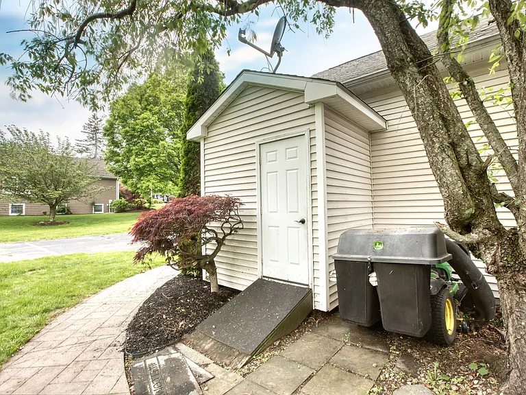 9 Mayflower Ln — Photo 49