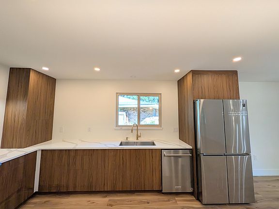 4th image of 6 NE Stafford Cir