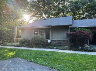 7600 Hemlock Dr, West Bloomfield, MI 48324