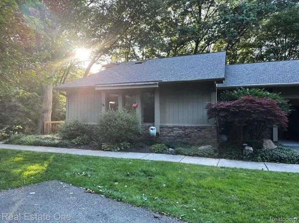 7600 Hemlock Dr, West Bloomfield, MI 48324