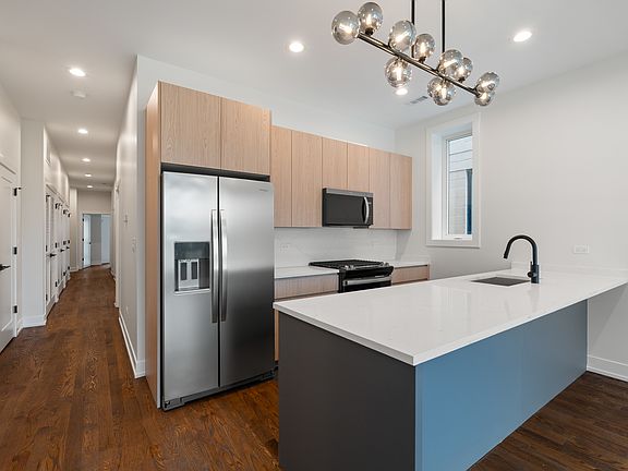 4th image of 416 E 50th Pl #3W