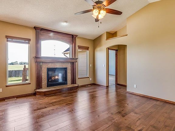 5th image of 704 W Slate St
