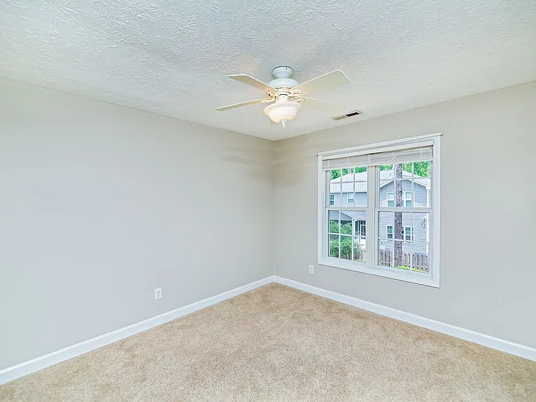 10 Hampshire Ln — Photo 26