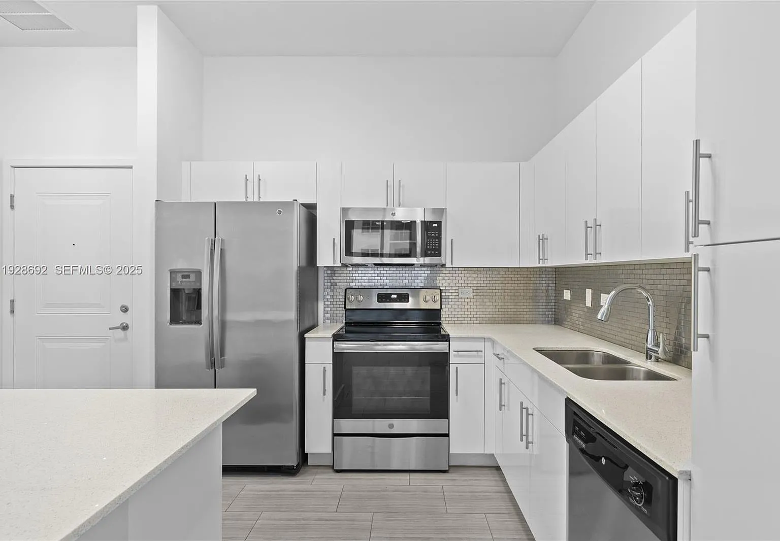 1 bed, 1.0 bath, 672 sqft, $3,300 — Photo 2