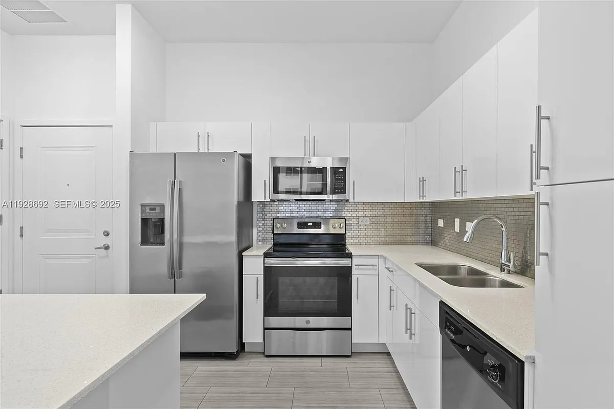 Building Photo - 1776 Polk St #1103