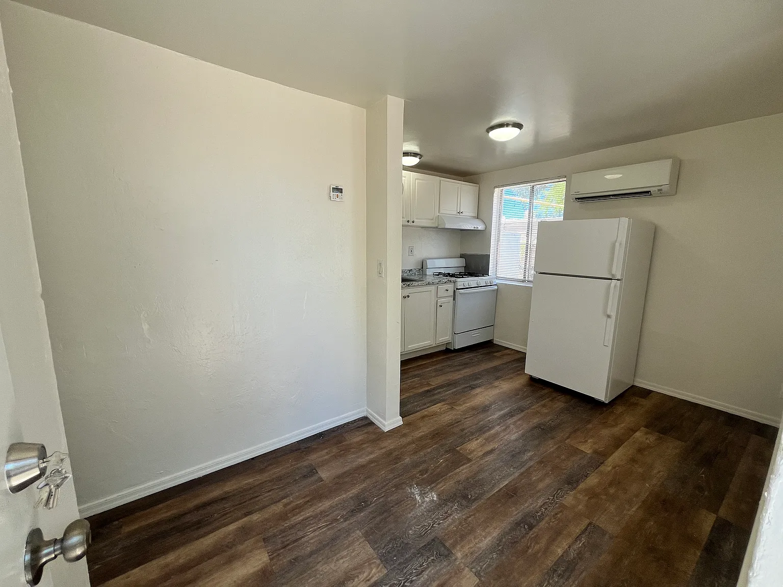 1 bed, 400 sqft, $895 — Photo 2