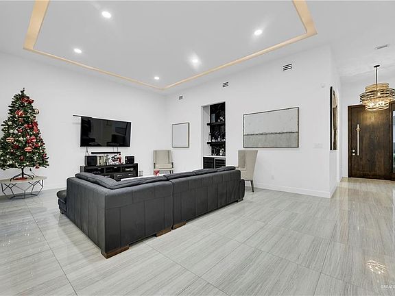 4th image of 207 San Jacinto St