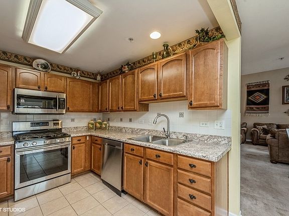 4th image of 611 Blue Springs Dr