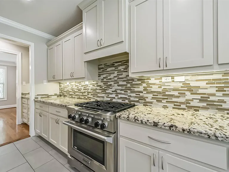1317 Chantilly Ln — Photo 15