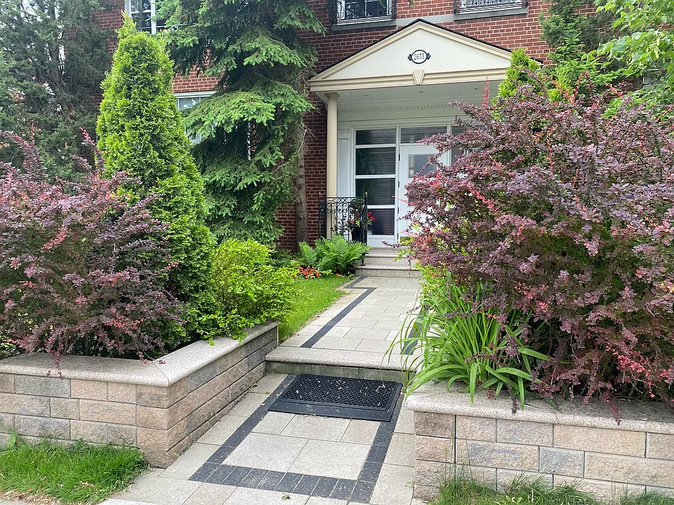 2675 Bloor St W