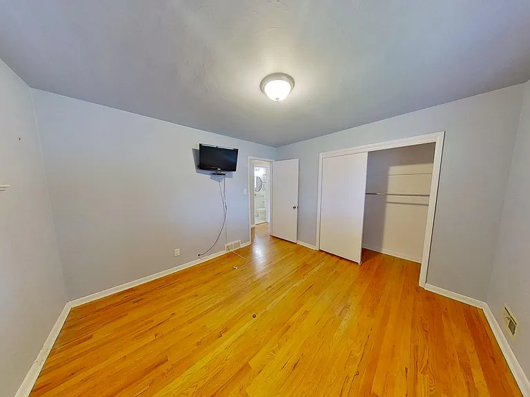 2230 Marshall St — Photo 13