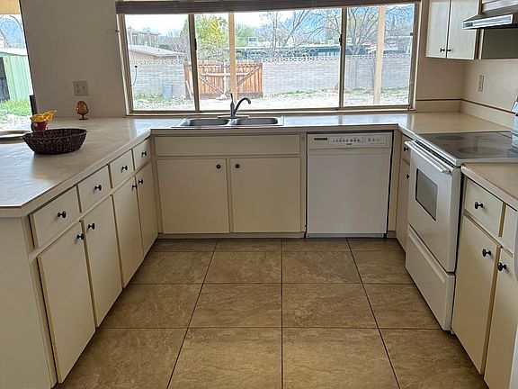 3rd image of 1310 N Avenida Jeanine