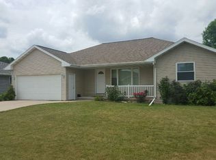 920 Luke Ln, Green Bay, WI 54302