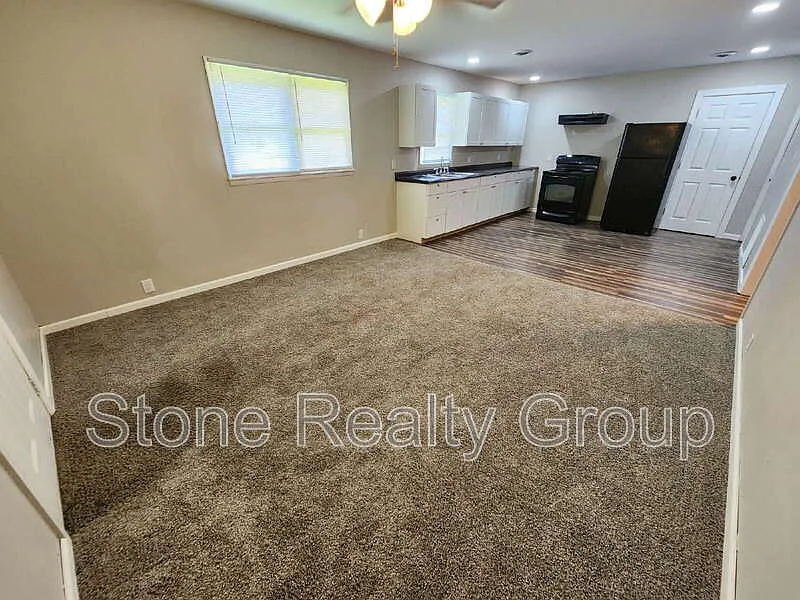 2 bed, 1.0 bath, $1,100 — Photo 2