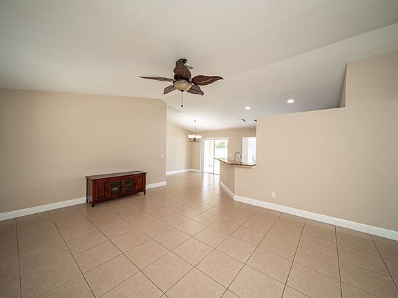 4th image of 1010 NE 12th Ter