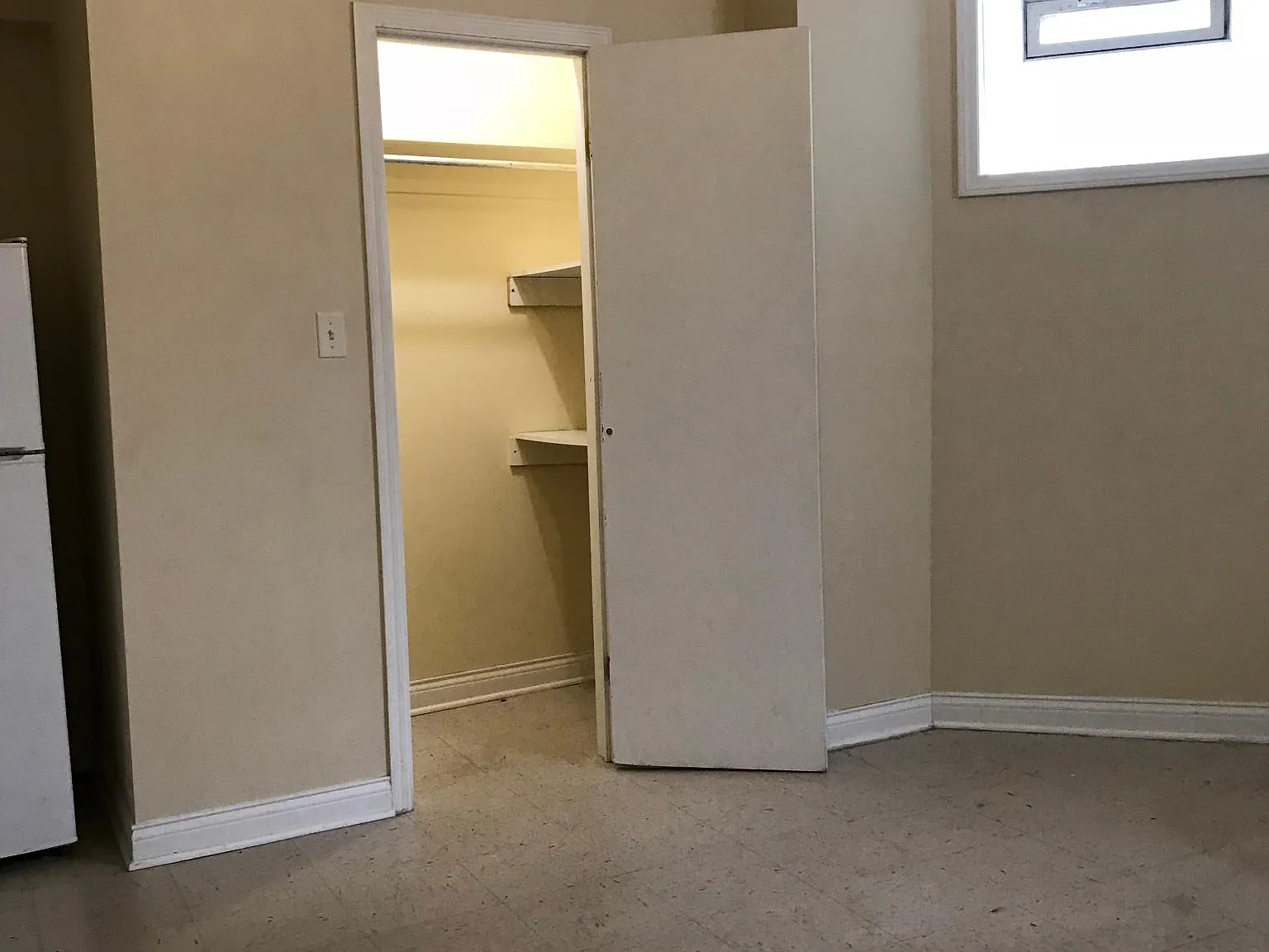 Studio, 400 sqft, $895 — Photo 3