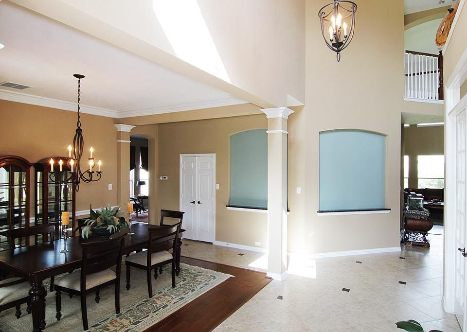 Impressive entrance has crown molding in the entry and dining room. The formal Dining room greets you as you enter. Designer style tile with inlays of granite lead you to the Family room,