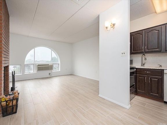 2nd image of 205 Mineola Blvd APT 5B