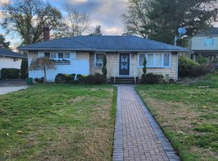115 Nassau Dr, Albertson, NY 11507