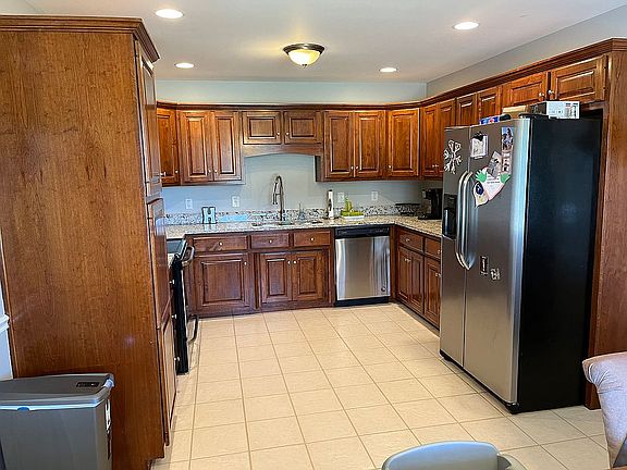 4th image of 1001 Foxglove St