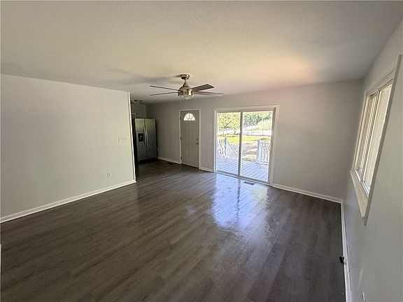 4th image of 107 Sweetbriar Trl