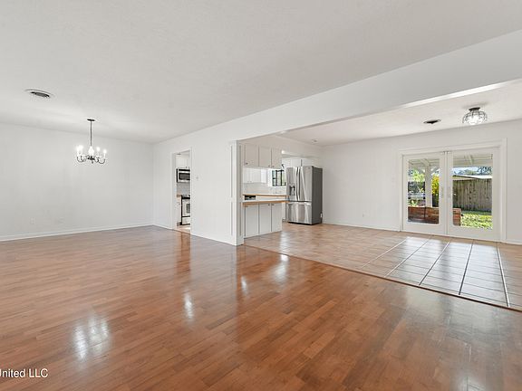 4th image of 13013 Cambridge Blvd