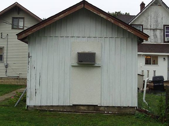 Detached Workshop/Garage