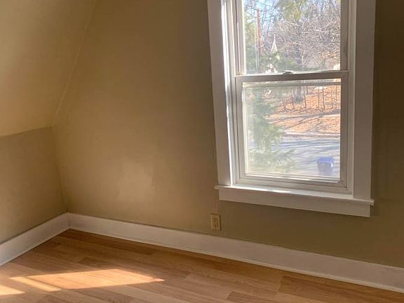 2nd image of 516 College St S #2