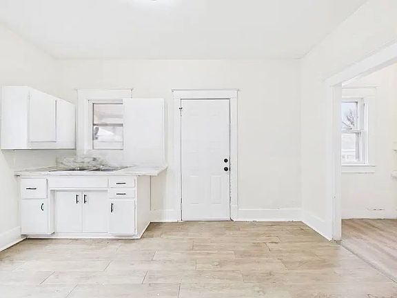 3rd image of 407 Main St