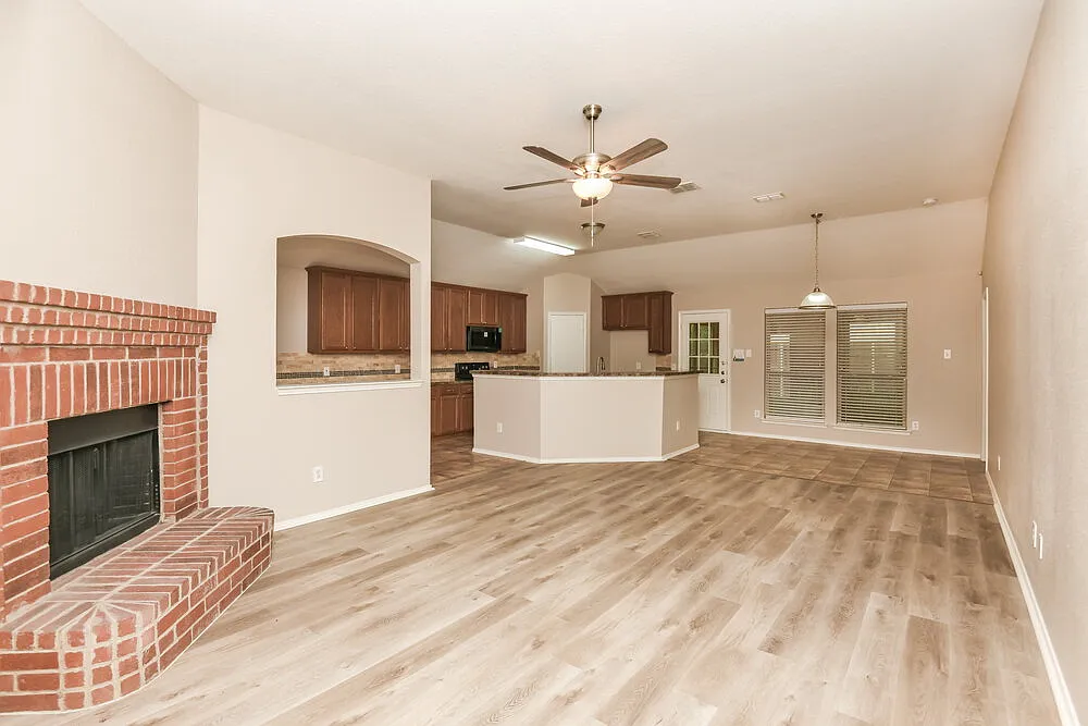 3 bed, 2.0 bath, 1621 sqft, $2,200 — Photo 3