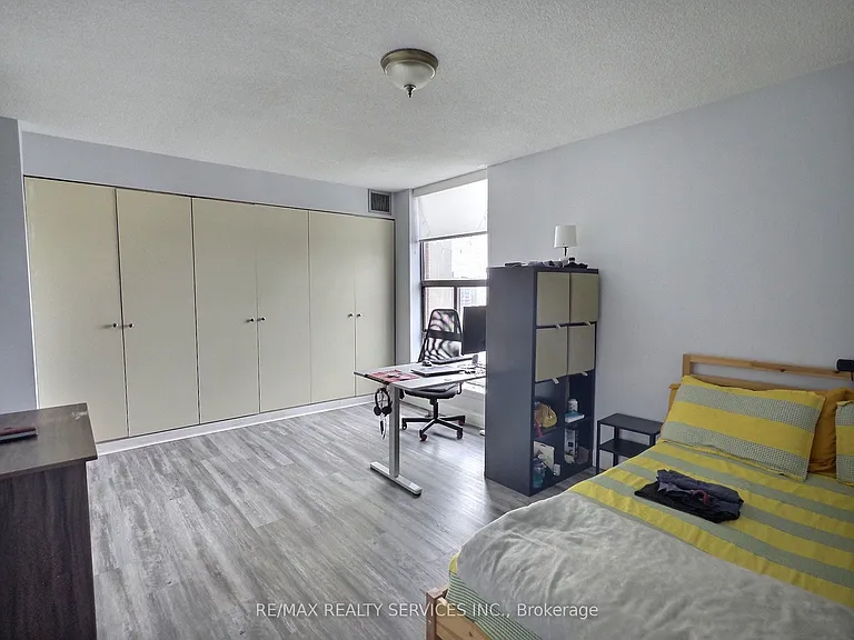 18 Knightsbridge Rd #1812 — Photo 9