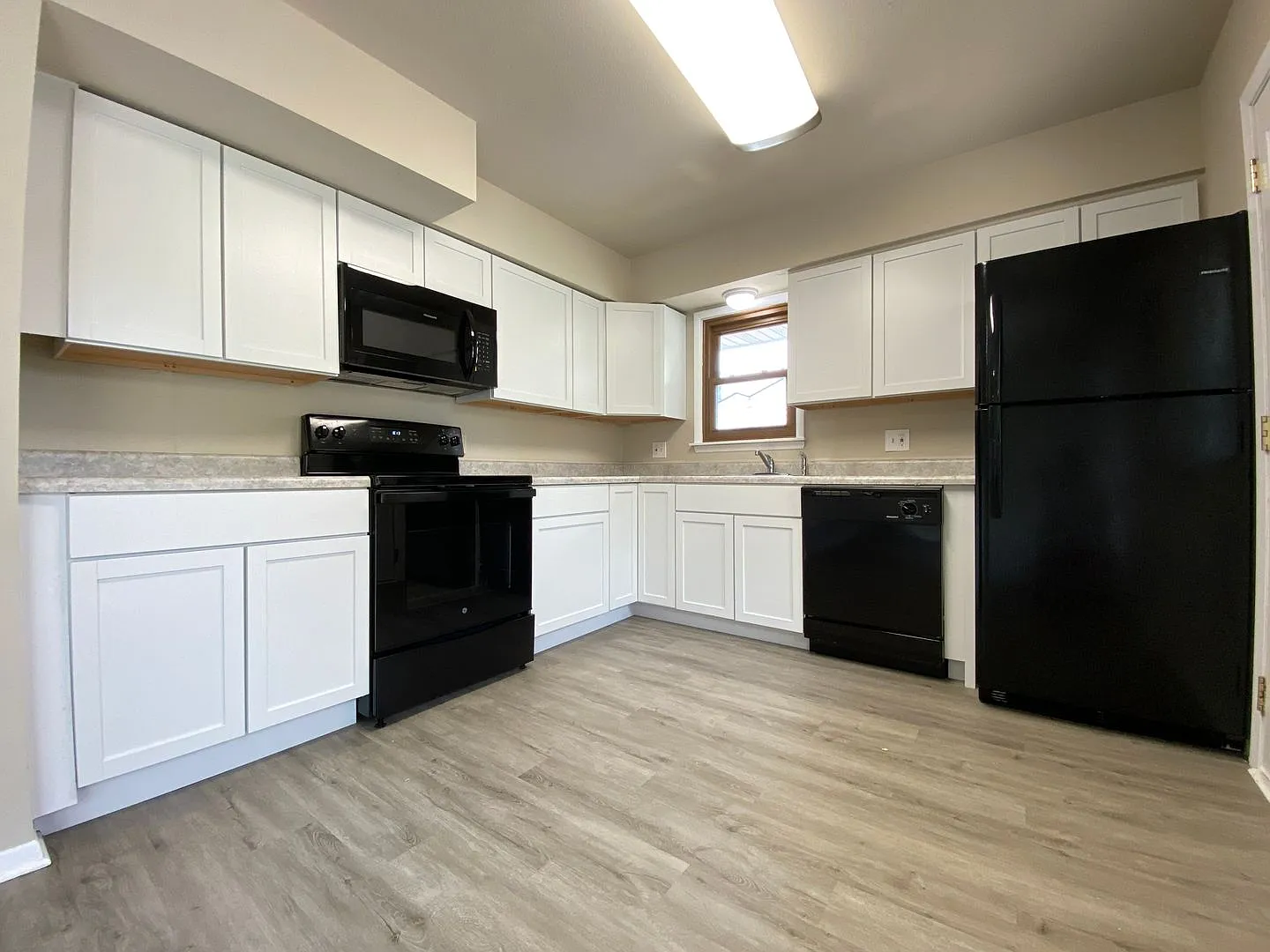 3 Bedrooms 2 Full Bathrooms Finished Basement for Rent — Photo 3