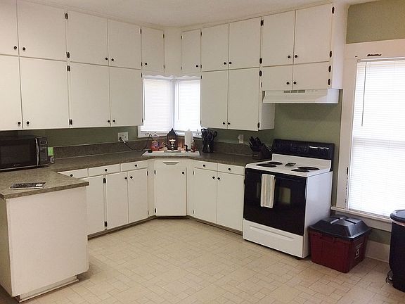 3rd image of 136 W Main St