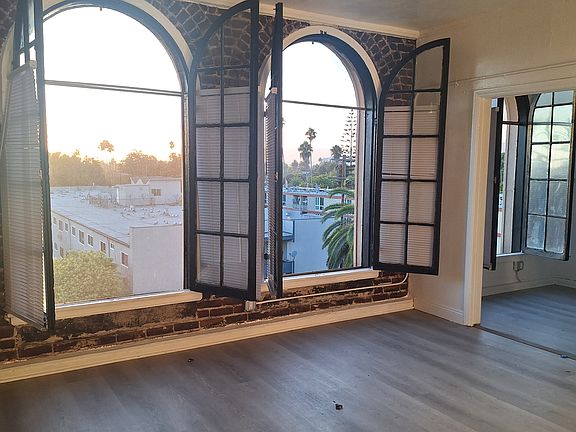 2nd image of 304 S Manhattan Pl #0B-1Ba-400Sqft