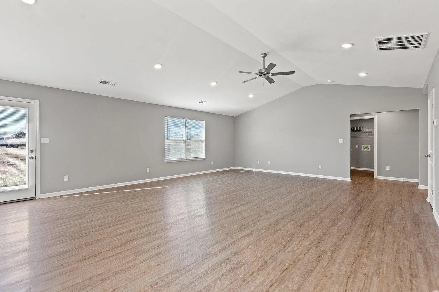 3 bed, 2.0 bath, 1625 sqft, $2,300 — Photo 4