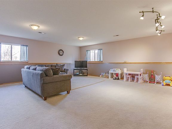 5th image of 988 E Forest Ct