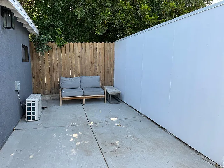 23125 Victory Blvd — Photo 6