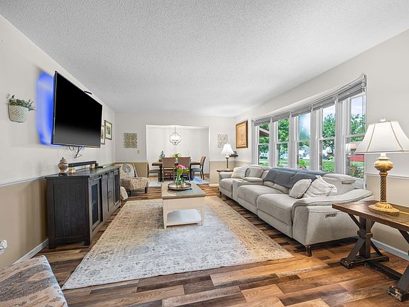3rd image of 830 Reeds Ln
