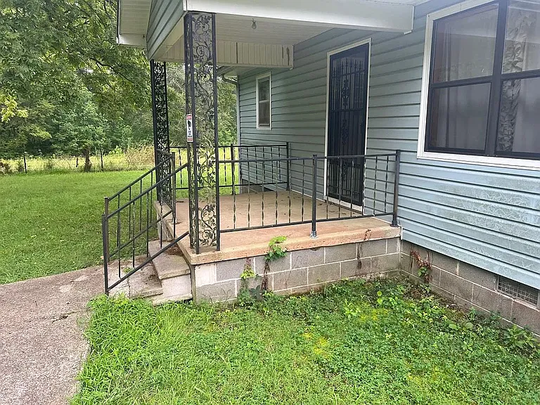 735 Douglas Dr — Photo 3