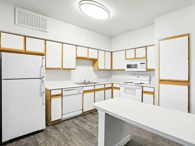 Stone Creek Apartments — Photo 11